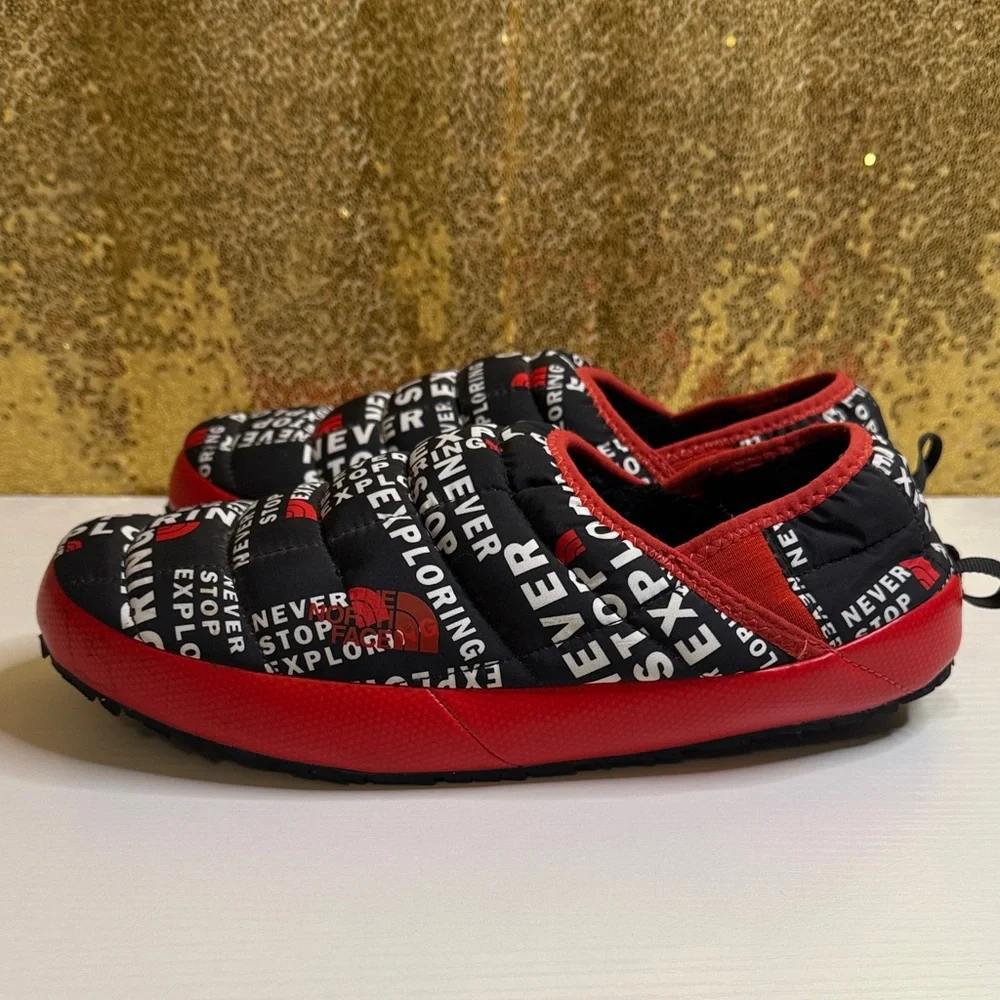 The North Face Men’s ThermoBall Traction Mule V Slip-ons black toss print